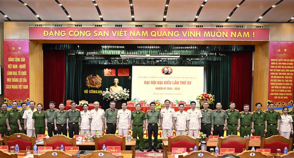 Delegates join group photo.