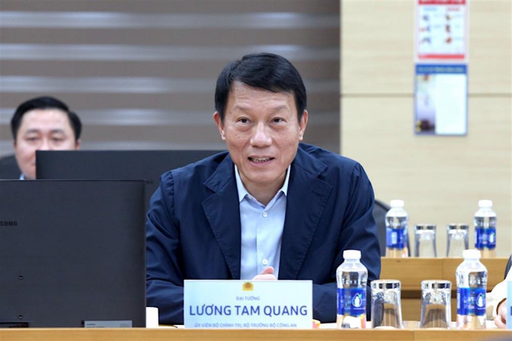 Minister Luong Tam Quang addresses the working session.