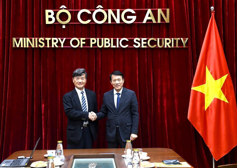Minister Luong Tam Quang and Mr. Tsuneda Teruo.