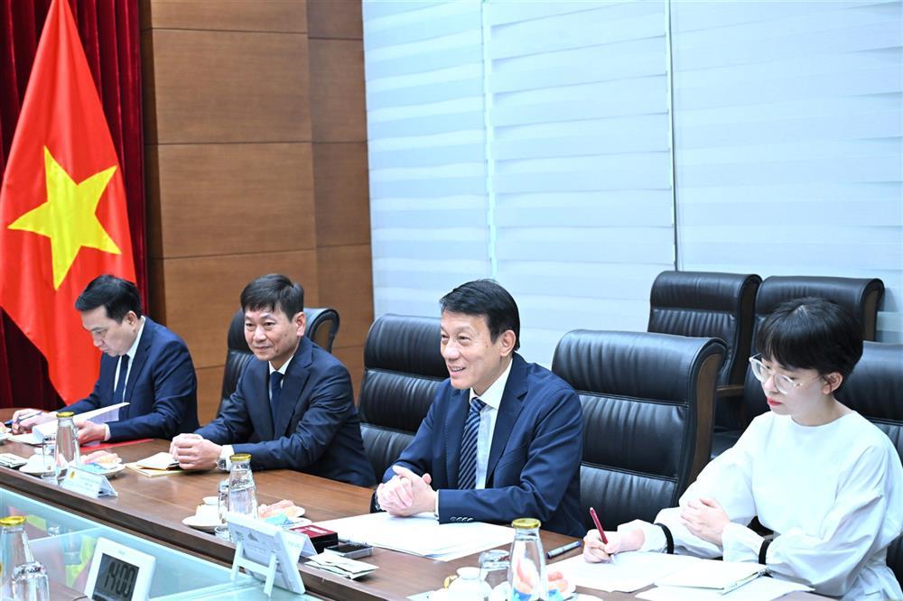 Minister Luong Tam Quang speaks at the meeting.