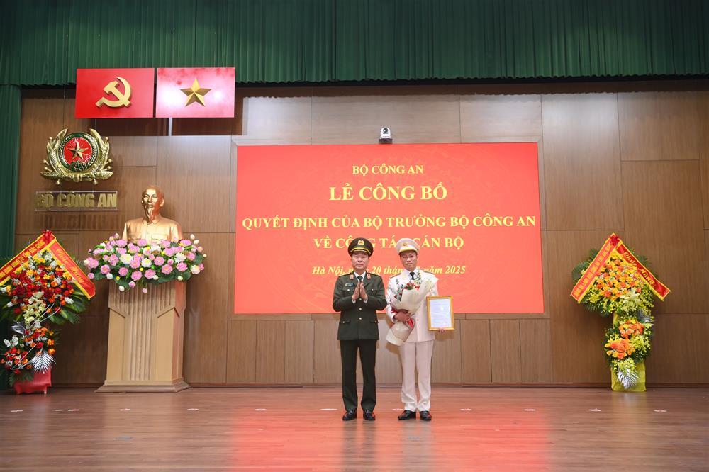 Deputy Minister Tran Quoc To hands over appointment decision to Senior Colonel Nguyen Quoc Toan.