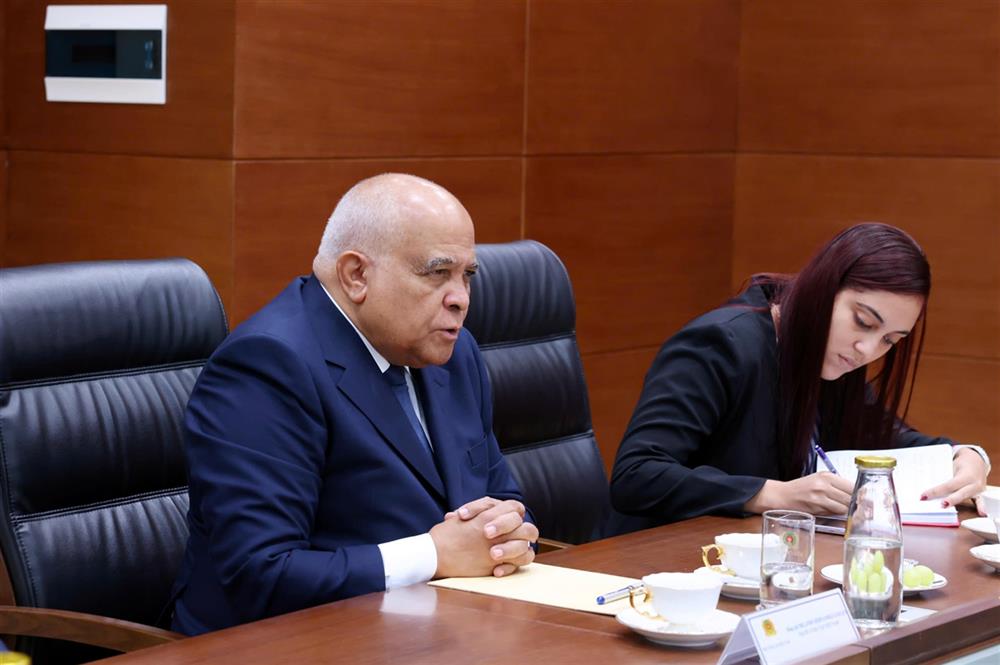 Ambassador Orlando Nicolás Hernández Guillén speaks at the meeting.