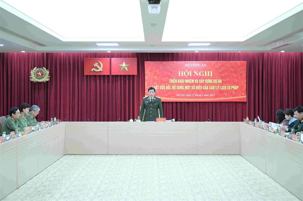 Deputy Minister Le Quoc Hung chairs the meeting.