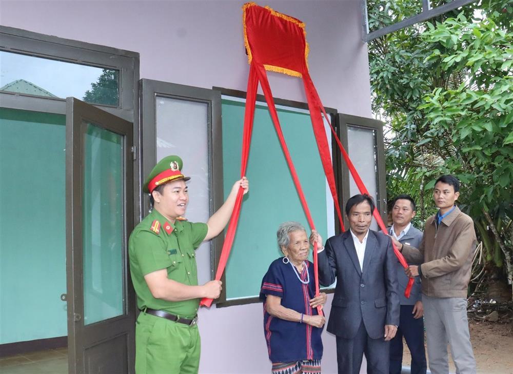 Tay Giang District Police Station hands over compassion home to Ms. Rapat Bheng.