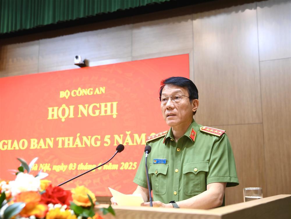 Minister Luong Tam Quang concludes the meeting.
