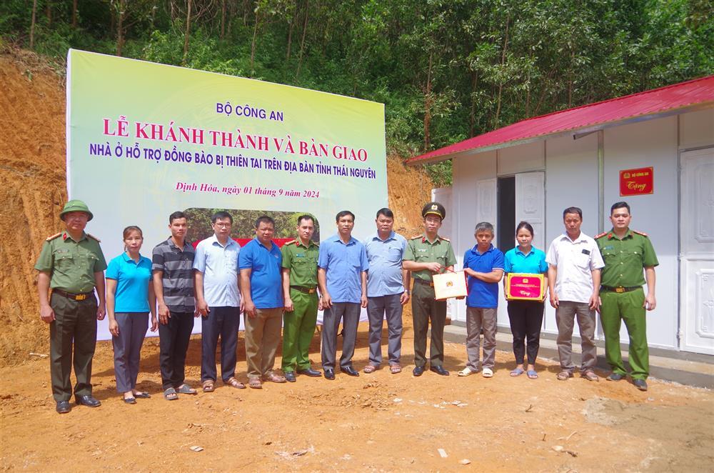 Deputy Director of Thai Nguyen Provincial Police Department Colonel Nguyen Hoang Tri Khang hands over new house to Mr. Tran Van Them’s family.