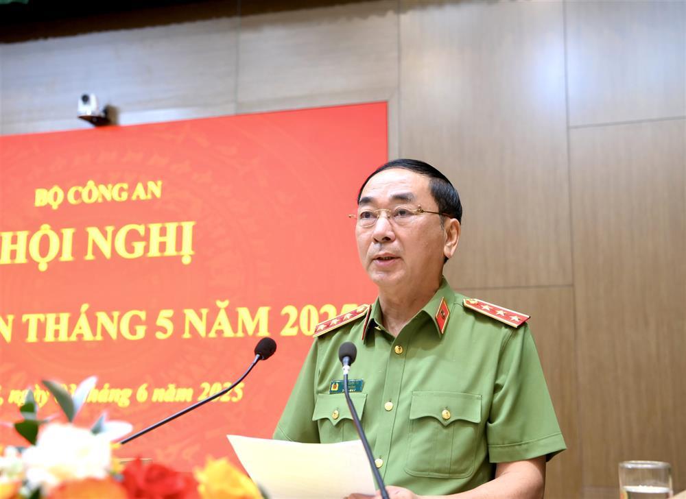 Deputy Minister Tran Quoc To presides over discussions.