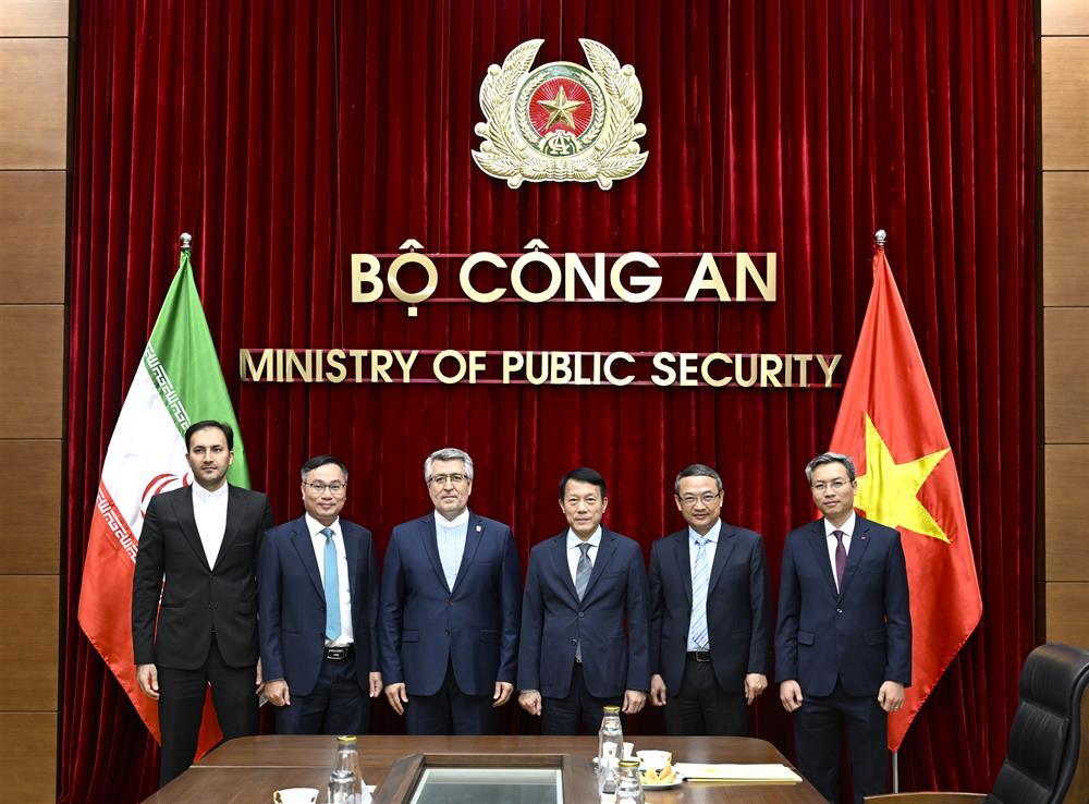 Delegates join group photo.