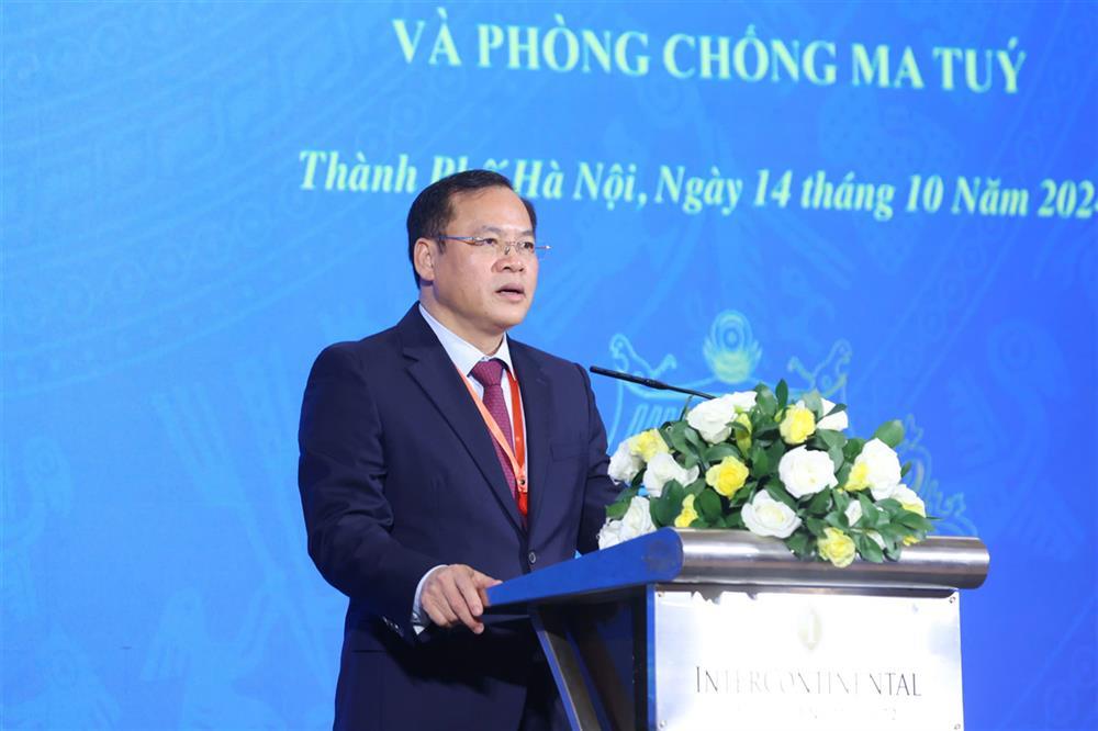 Deputy Minister Nguyen Van Long speaks at the meeting.