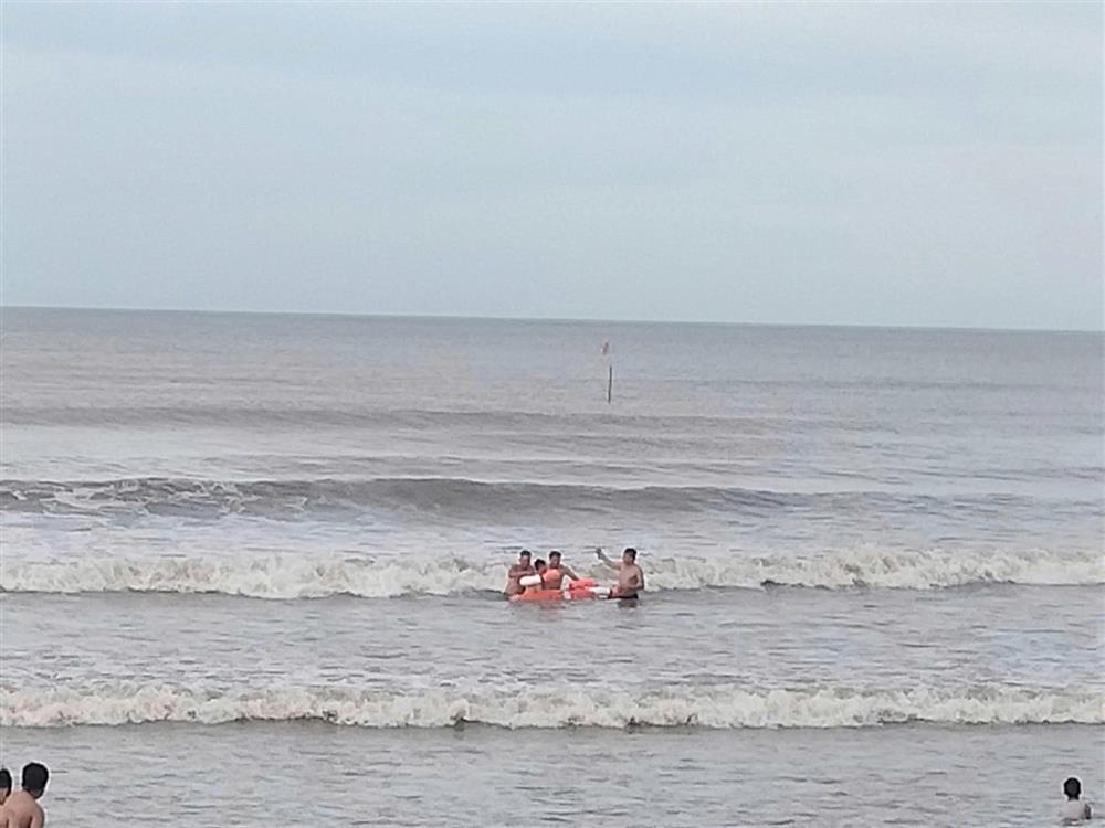 Captain Hoang Van Be bravely rescues a boy struggling in rough waters.
