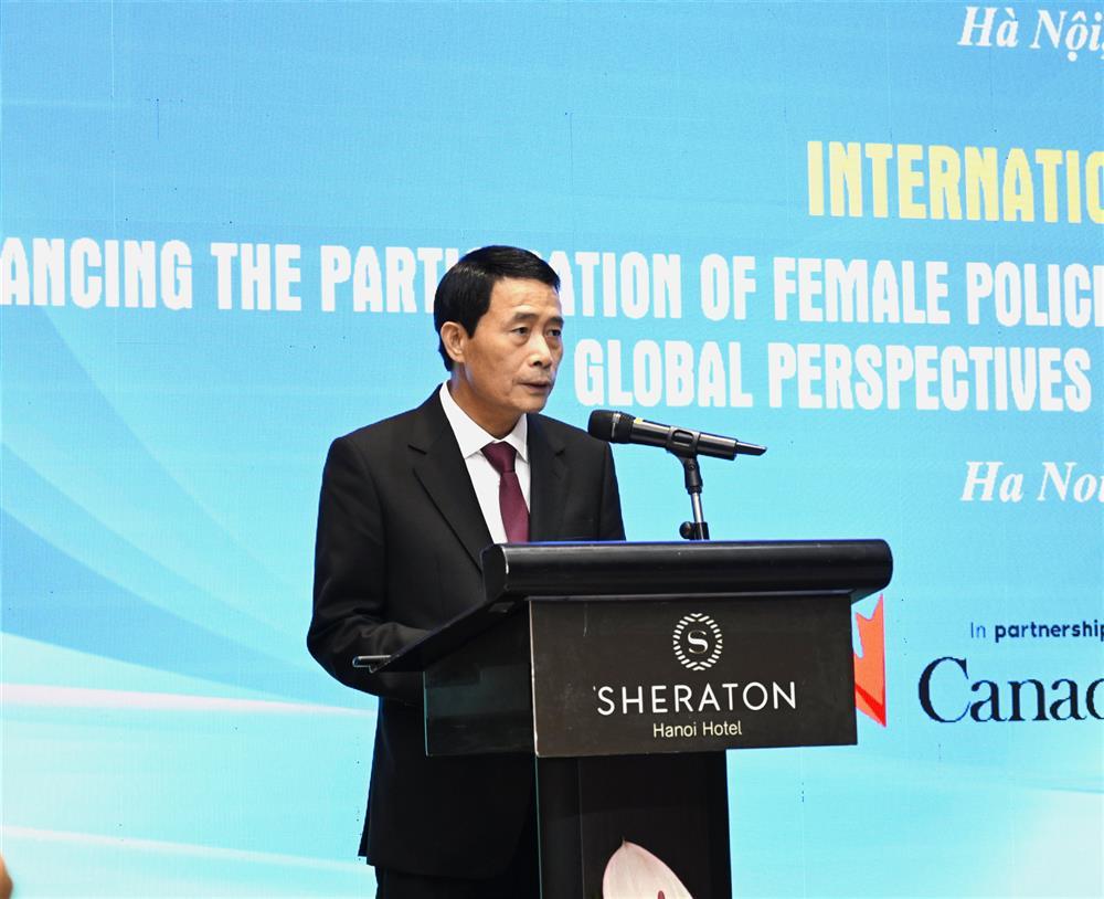 Deputy Minister Le Quoc Hung delivers opening remarks.