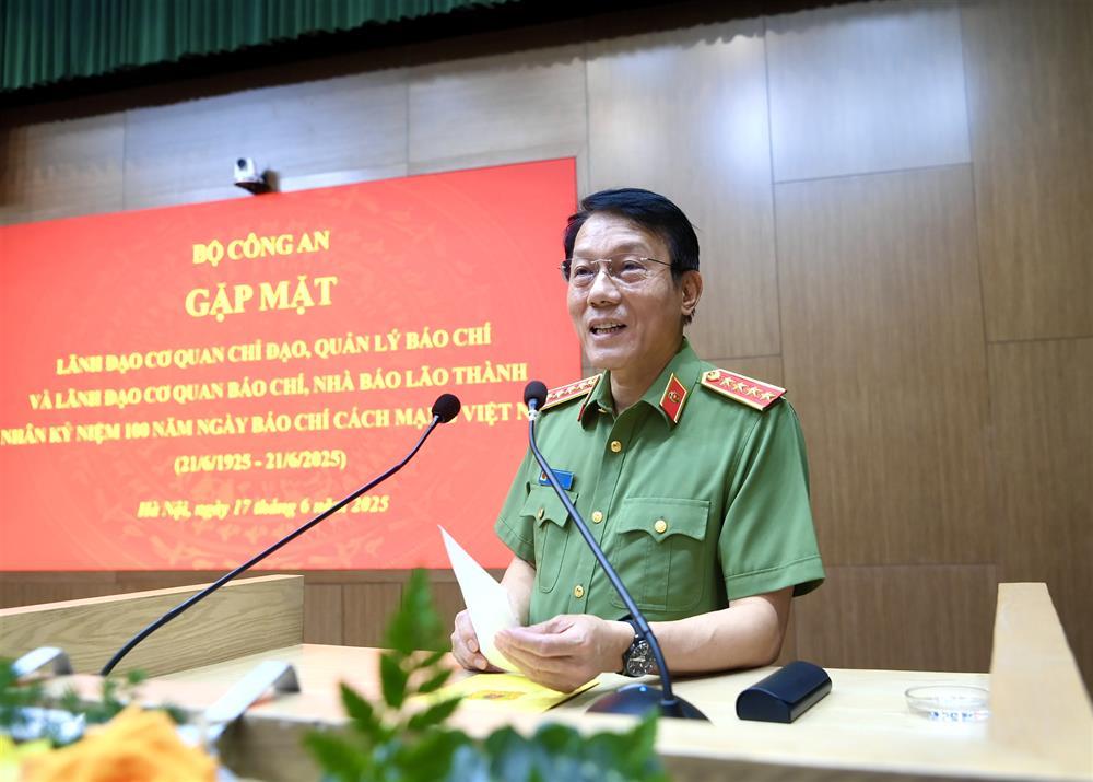 Minister Luong Tam Quang speaks at the meeting.