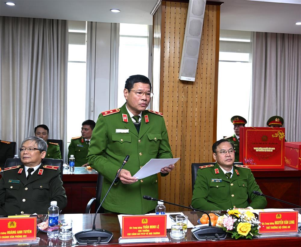 Lieutenant General Tran Minh Le delivers report at the meeting.