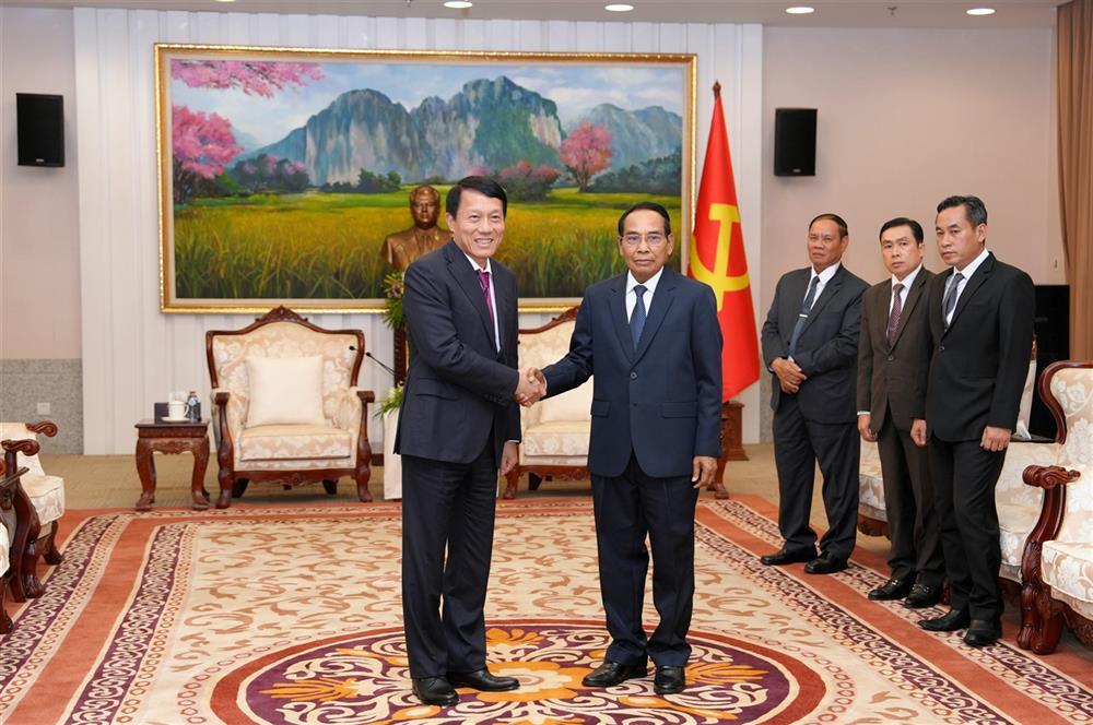 Minister Luong Tam Quang meets with Lao Permanent Member of the Party Secretariat and Vice President Bounthong Chitmany.