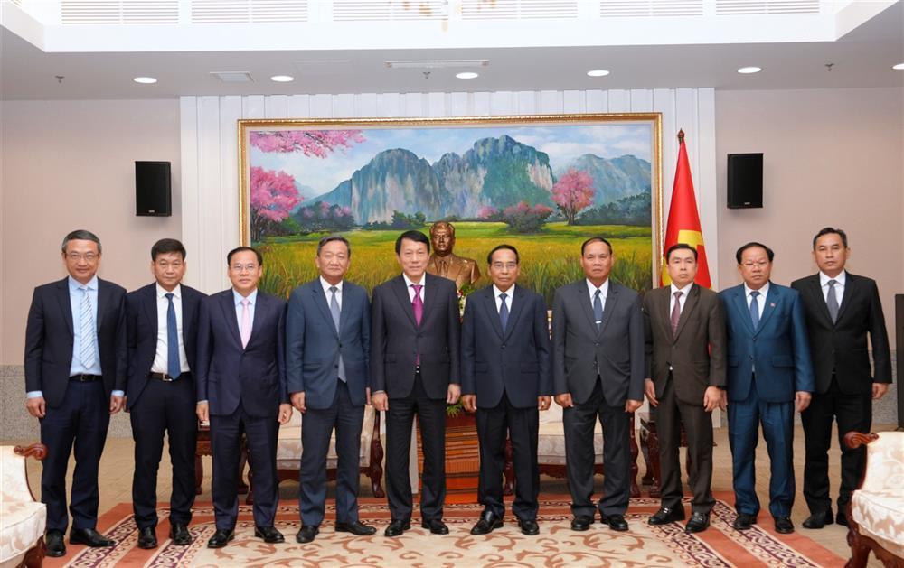 Delegates join group photo.
