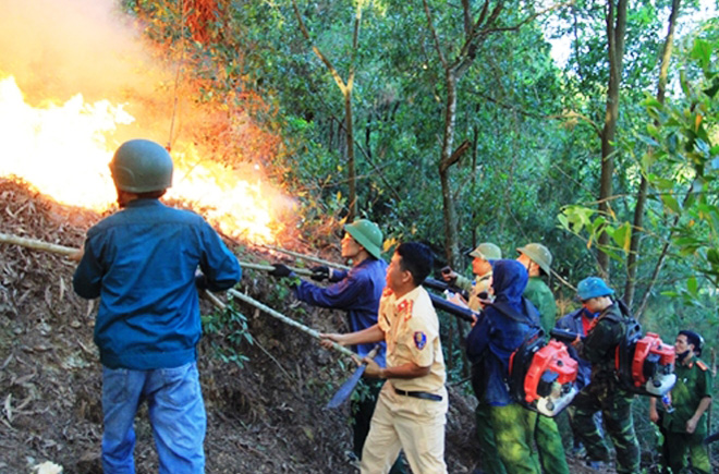 Police officers and other forces manage to pull out the wildfire.