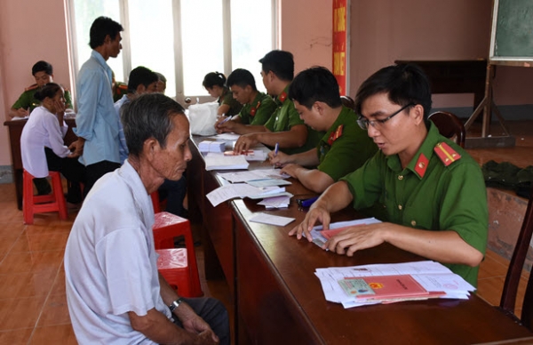 Police officers of Bac Lieu visit and grant ID cards to poor people.