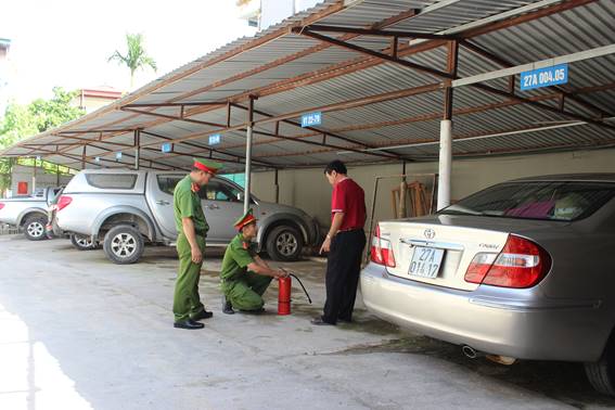 Fire police officers of Dien Bien instruct people to use fire extinguishers.