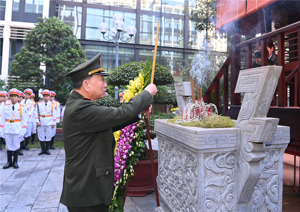 Minister To Lam respectfully offers flowers and incense to President Ho Chi Minh.