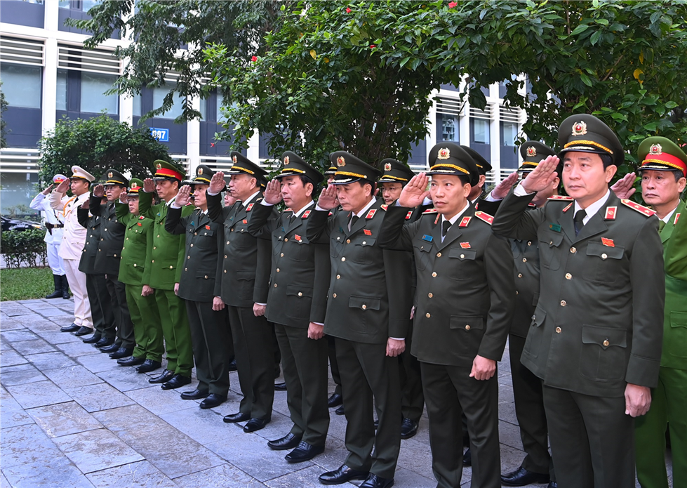 Delegates pay respect to President Ho Chi Minh.