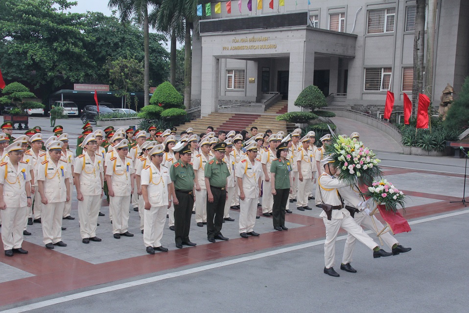 Deputy Minister Nguyen Van Thanh and other delegates offer incense and flowers at the Monument of President Ho Chi Minh and the late Ministers of Home Affairs and Public Security.