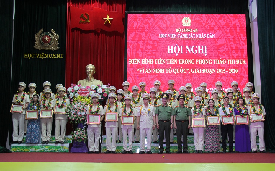 Deputy Minister Nguyen Van Thanh and the awardees at the meeting.
