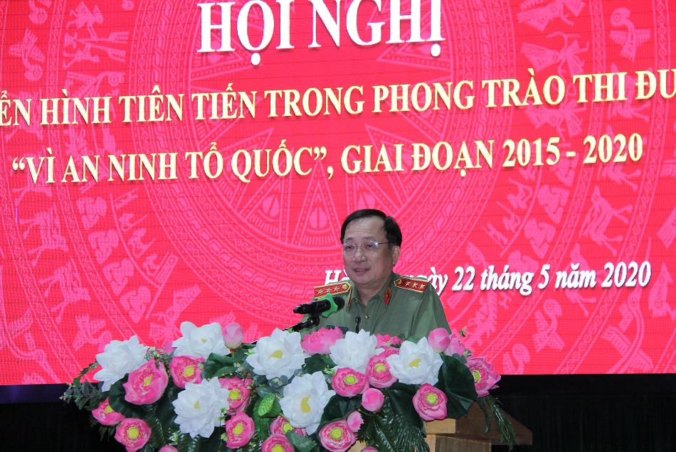Deputy Minister Nguyen Van Thanh speaks at the meeting.