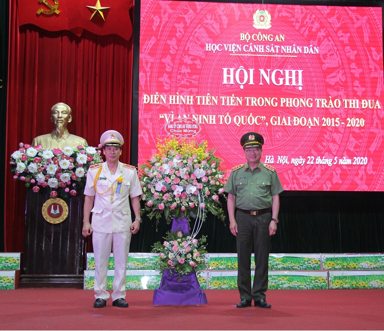Deputy Minister Nguyen Van Thanh presents congratulation flowers from the Public Security Central Party Committee to the PPA’s leaders.