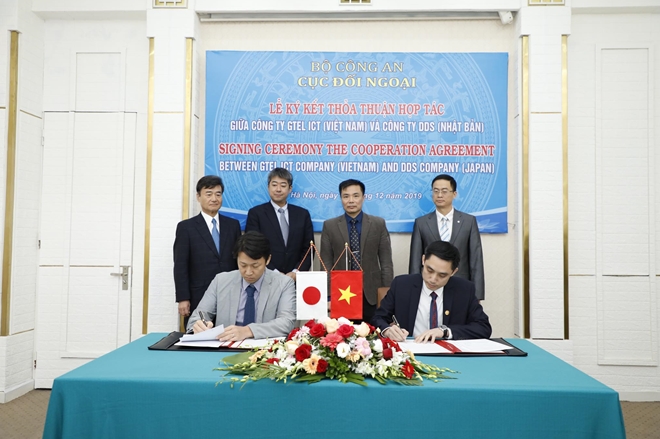 Representatives of the two sides sign the agreement.