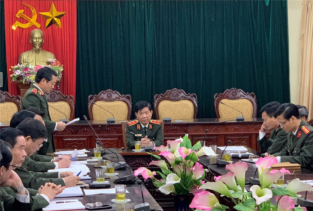 Deputy Minister Nguyen Van Son speaks at the meeting.