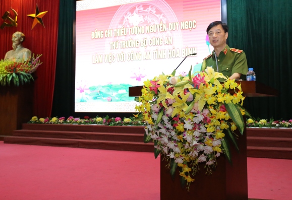 Deputy Minister Nguyen Duy Ngoc speaks at the meeting.
