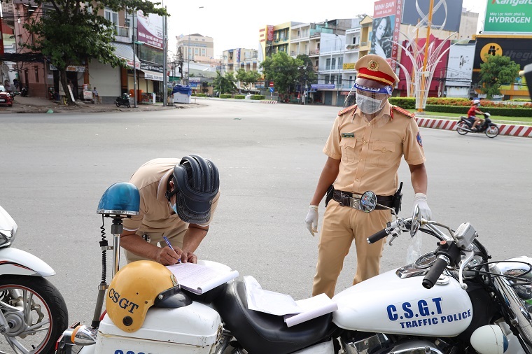 The police of Can Tho city check and fine violations of social distancing regulations.