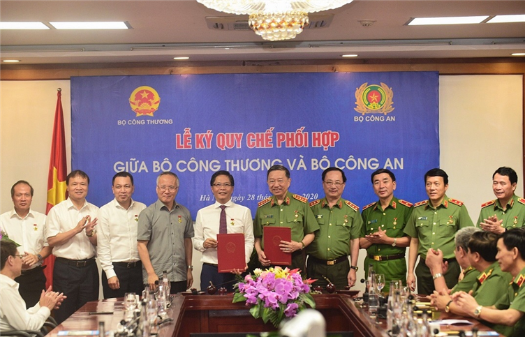 Minister To Lam and Minister Tran Tuan Anh signs the Regulation on coordination between the two ministries.