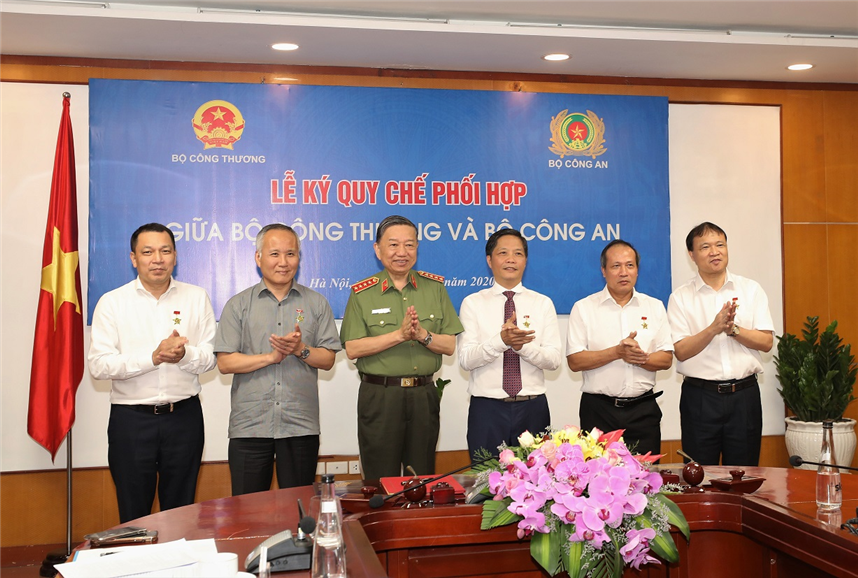 Minister To Lam presents the "Protection of Homeland Security" medals to leaders of Ministry of Industry and Trade.