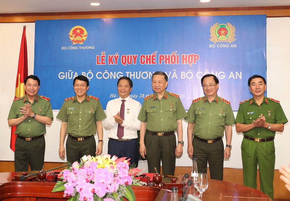 Minister Tran Tuan Anh presents the "For the Development of Industry and Trade of Vietnam" medals to leaders of the Ministry of Public Security.