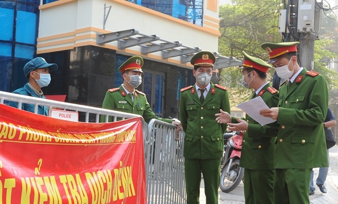 Captain Nguyen Manh Dung, Deputy Head of the Truc Bach Ward Police Post, is inspecting the police checkpoints around the quarantine area.