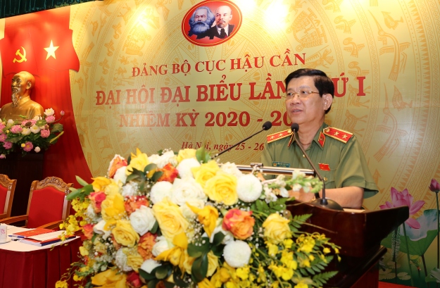 Deputy Minister Nguyen Van Son speaks at the meeting.