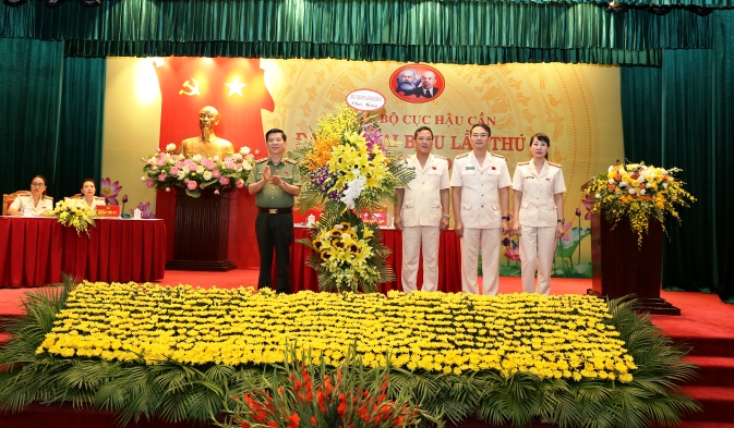  Deputy Minister Nguyen Van Son presents flowers to the chairing panel of the Party congress.