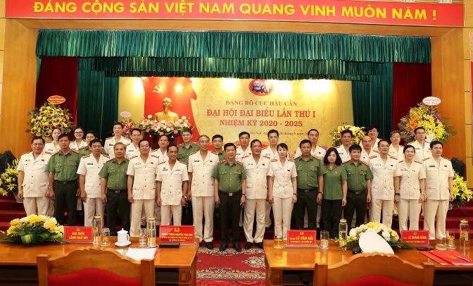 Deputy Minister Nguyen Van Son and other delegates at the event.