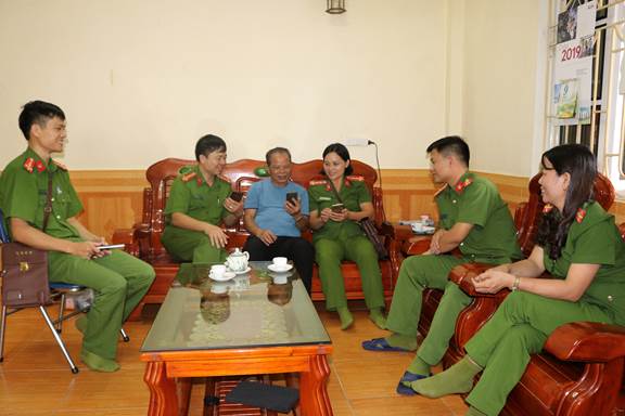 The Tan Thanh ward police officers encourage local people to participate in security and social order protection in the locality.
