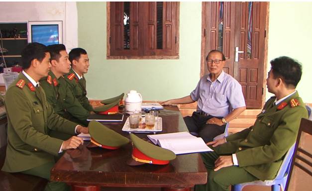 The Nam Thanh ward police mobilize local people to participate in crime prevention.