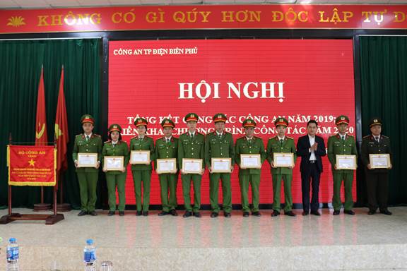 Individuals and teams under the Dien Bien Phu City Police Station are honored.