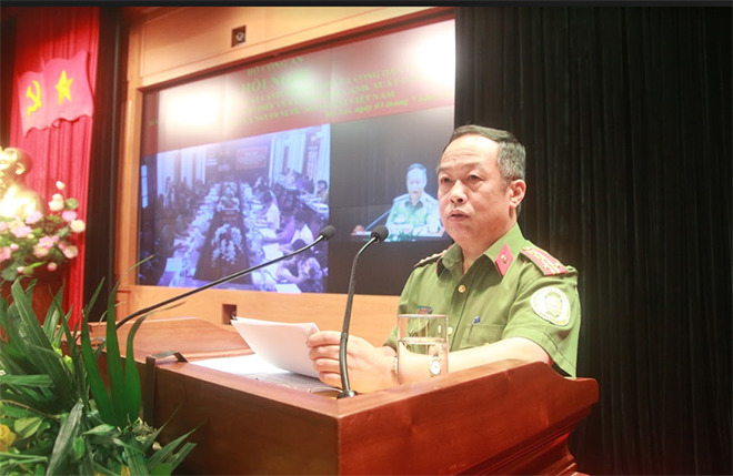 Senior Colonel Tran Van Du, Deputy Director of the Immigration Department under the MPS briefs the delegates on the basic contents and new regulations of the two laws.