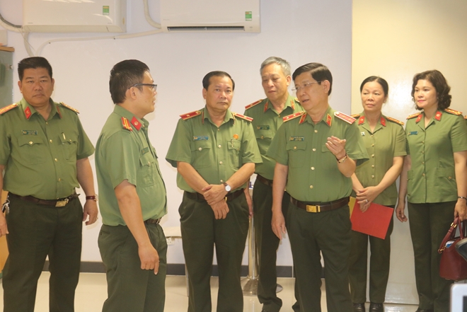 Deputy Minister Nguyen Van Son inquires after the leaders and staff of the Security Unit.