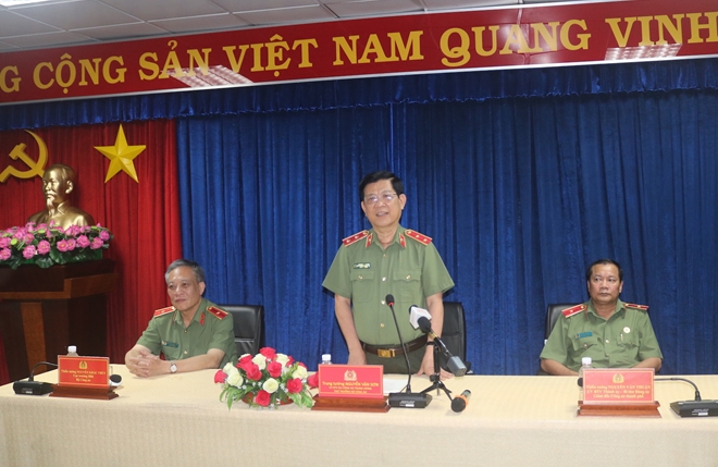 Deputy Minister Nguyen Van Son speaks at the meeting.