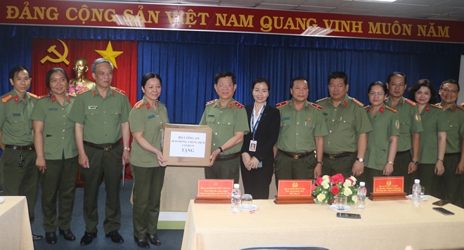 Deputy Minister Nguyen Van Son presents gifts to representatives of the Security Unit.