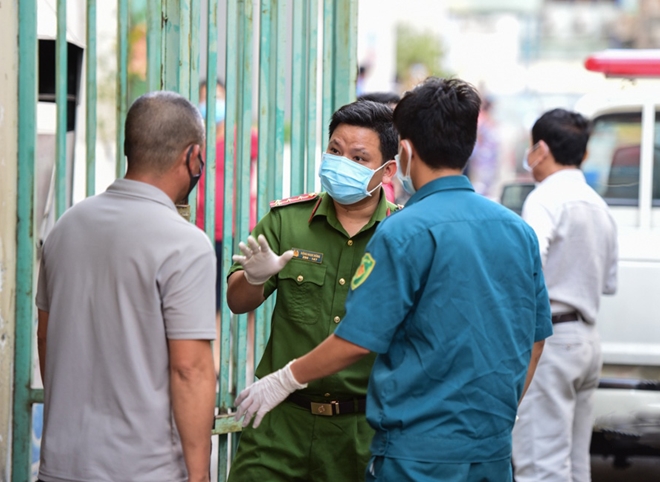 The local police forces ensure security and order in quarantine zones.