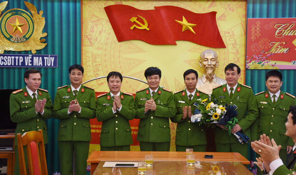 Senior Colonel Khuong Duy Oanh awards the outstanding local police officers and soldiers.