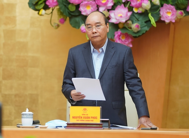 Prime Minister Nguyen Xuan Phuc speaks at the meeting.