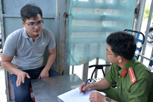 The police force questions Chau Hao Thuc.